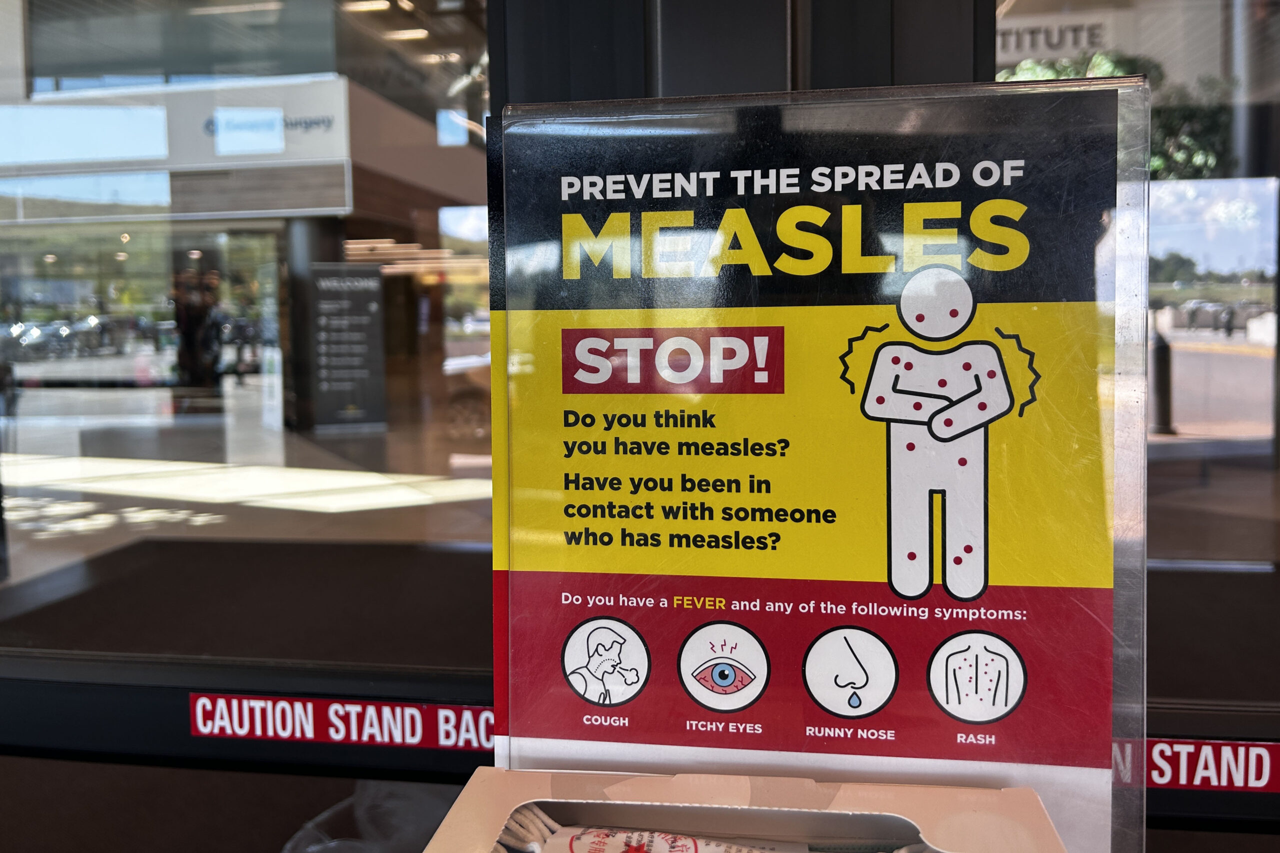 Mientras científicos estudian la propagación del sarampión en el país, Kennedy pone en riesgo avances que costaron décadas