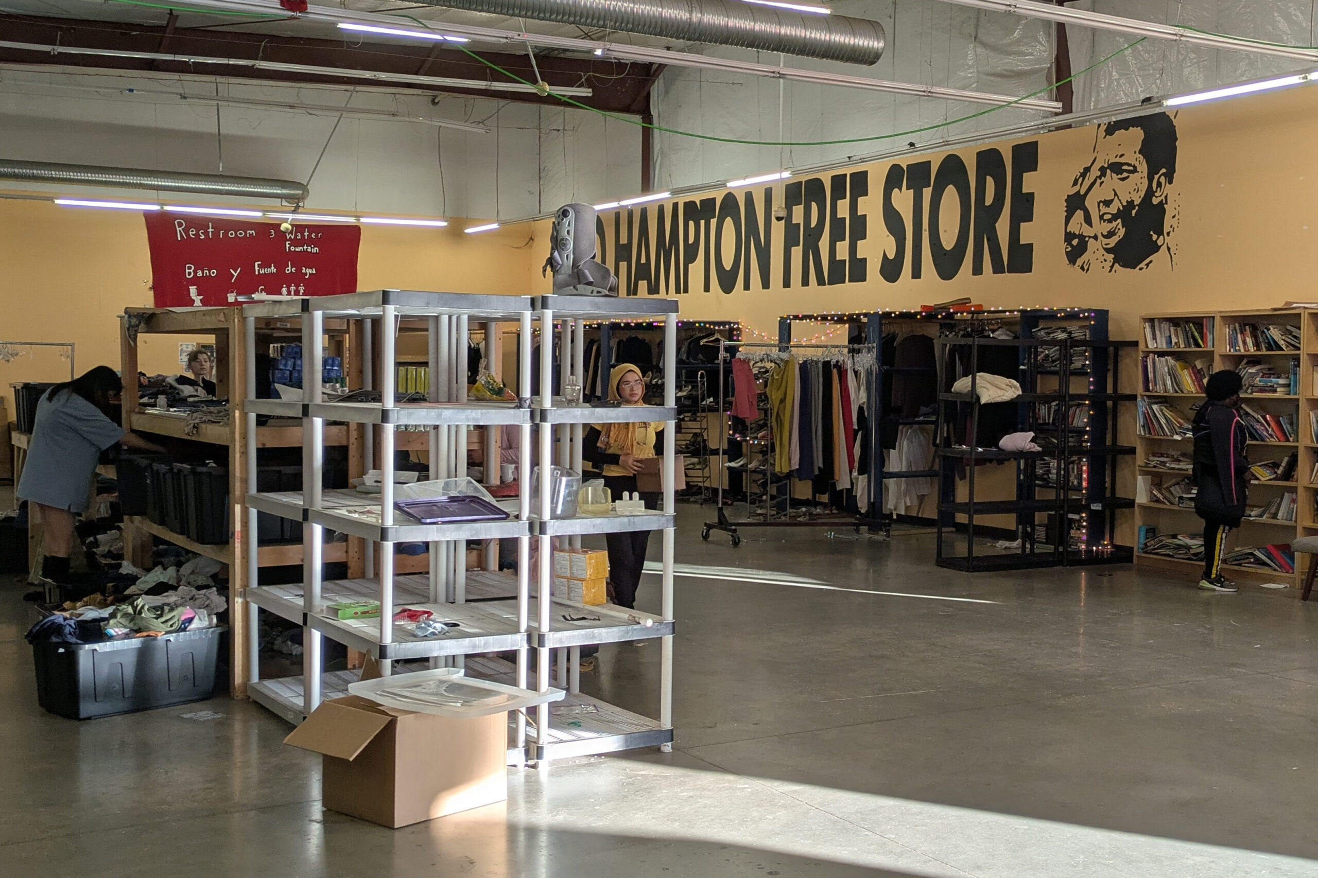 Tienda de segunda mano. Clínica. Lugar de encuentro. Centro se convierte en espacio vital en medio de la crisis de vivienda y drogas